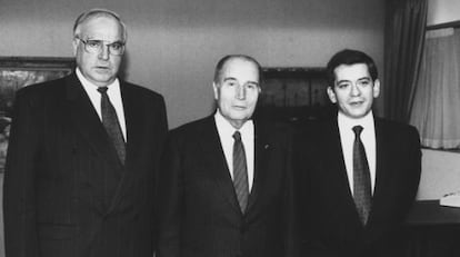 De izquierda a derecha: el excanciller alemán Helmut Kohl, el expresidente de Francia, François Mitterrand, y Enrique Barón.