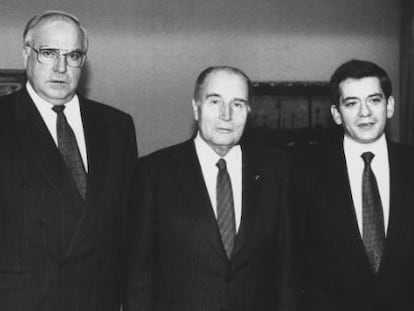 De izquierda a derecha: el excanciller alem&aacute;n Helmut Kohl, el expresidente de Francia, Fran&ccedil;ois Mitterrand, y Enrique Bar&oacute;n.
