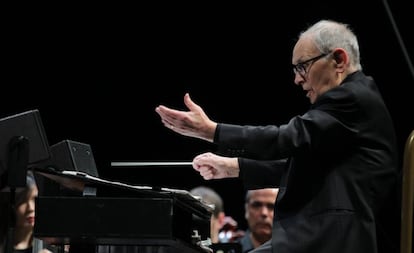 El compositor y director de orquesta italiano Ennio Morricone, durante el concierto ofrecido el miércoles en el WiZink Center de Madrid.