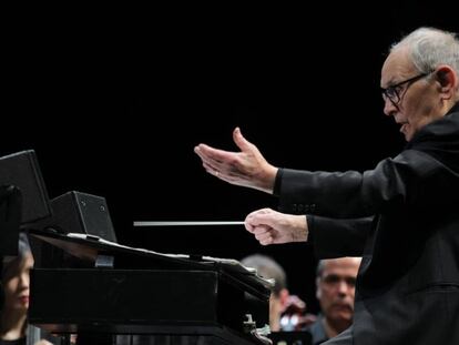 El compositor y director de orquesta italiano Ennio Morricone, durante el concierto ofrecido el miércoles en el WiZink Center de Madrid.