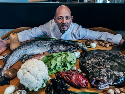 chef Iñaki Bretal posa con los productos de la dieta atlántica