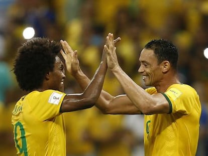 Ricardo Oliveira e Willian celebram gol na vitória brasileira.