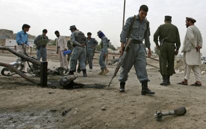Agentes de la Policía afgana junto al lugar de la explosión de una bomba en Ghazni, al este de Kabul que estaba escondida en una moto