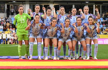 Las jugadoras de La Roja muestras sus brazaletes con la leyenda "Se acabó".