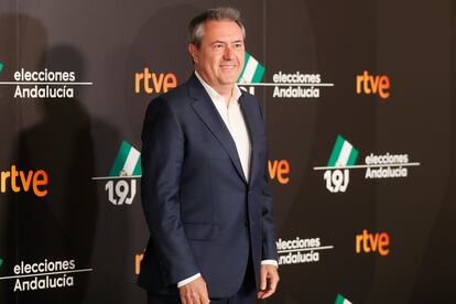 La candidato socialista, Juan Espadas, llega al primer debate electoral de cara a las elecciones legislativas andaluzas que tiene lugar este lunes en Sevilla. Juan Espadas ha cortado de raíz las hipótesis y especulaciones sobre qué haría el PSOE si pudiese facilitar la investidura de Juan Manuel Moreno, y por tanto de un Gobierno en solitario del PP y no de coalición con Vox. "Nosotros no nos vamos a abstener", ha zanjado el candidato socialista. 
