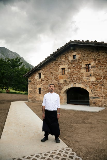 El cocinero Tetsuro Maeda, frente al caserío de su restaurante Txispa, en el valle de Atxondo (Bizkaia).