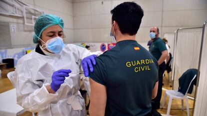 Una enfermera suministra la primera dosis a un agente de la Guardia Civil, este martes en Cartagena.