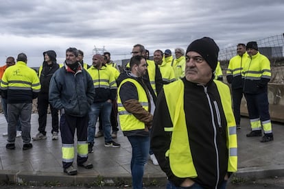 Concentración de camioneros en el polígono de San Fernando, preparados para el inicio de la protesta de transportistas en Madrid. Las supermercados han cifrado en 130 millones de euros el sobrecoste diario que afrontan por el impacto de la huelga, sobre todo por el coste que supone reorganizar el surtido para que haya productos de todos los géneros, según los cálculos del sector, que ha apelado además a la responsabilidad de los consumidores.