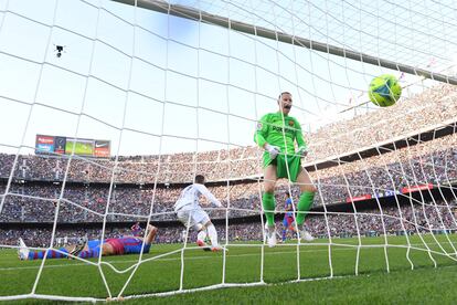 El portero del Barcelona Ter Stegen observa cómo el balón, chutado por Lucas Vázquez, entra en la portería.