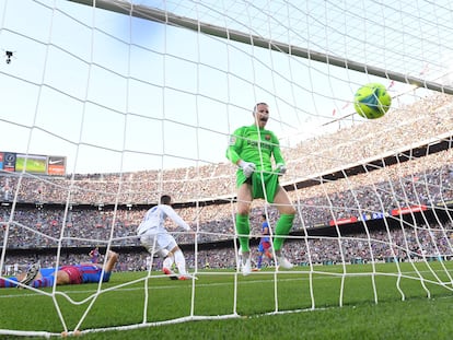 El portero del Barcelona Ter Stegen observa cómo el balón, chutado por Lucas Vázquez, entra en la portería.
