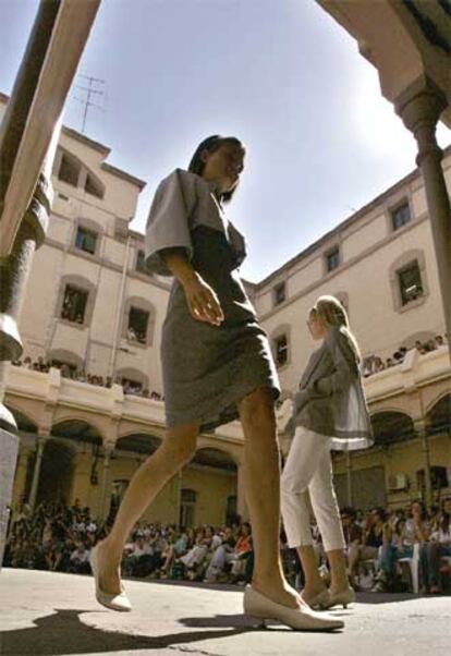 Modelos de Antonio Miró desfilan en el patio de la cárcel Modelo de Barcelona.