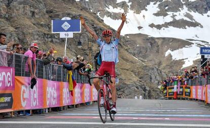 Zakarin celebra la victoria de etapa.