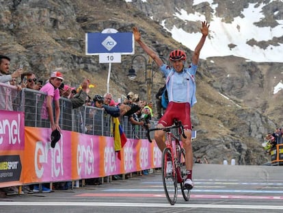 Zakarin celebra la victoria de etapa.