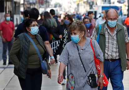 Personas camina por las calles del Centro Histórico, en la Ciudad de México (México).