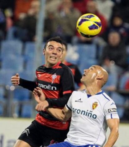 Aspas lucha por el balón con Movilla.