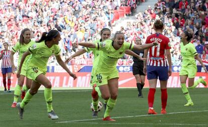 Tonni Duggan (c) celebra seu gol contra o Atlético de Madrid.