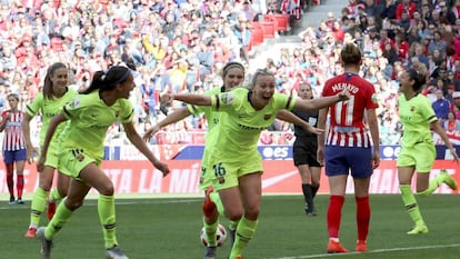 Tonni Duggan (c) celebra seu gol contra o Atlético de Madrid.