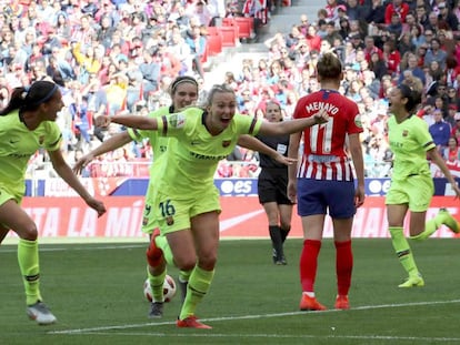 Tonni Duggan (c) celebra seu gol contra o Atlético de Madrid.