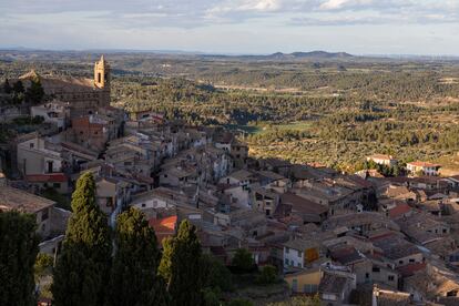 La Fresneda (Teruel). Este pintoresco pueblo de montaña en el corazón de la comarca del Bajo Aragón es famoso por sus casas de piedra y su bien conservada plaza porticada. “Su arquitectura tradicional y su entorno natural lo convierten en un lugar de gran belleza y tranquilidad”, dicen desde la Asociación Los Pueblos más Bonitos de España.
Este pueblo del Matarraña turolense conserva un interesante conjunto urbano con restos de su antiguo castillo, el Portal Arc de Xifré —único portal/puerta defensiva de acceso que se conserva de la muralla que protegía la población—, la plaza Mayor de forma triangular, su Casa Consistorial del siglo XVI en la que se conserva una antigua cárcel, el Palacio de la Encomienda y El Convent, un antiguo convento construido en 1613 reconvertido en hotel.
