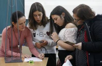 Alumnas y profesoras miden la aceleración de la gravedad.