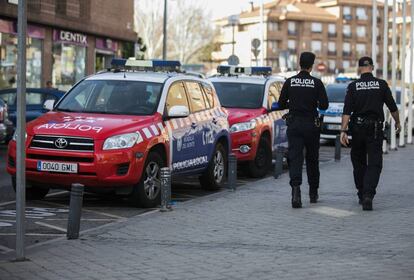 Polic&iacute;as locales de Boadilla patrullan por el municipio.
