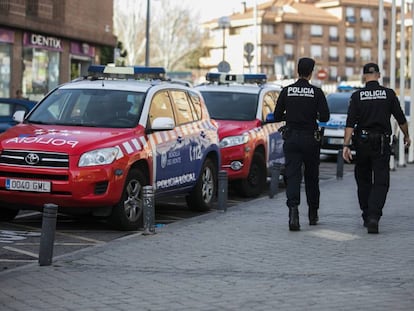 Policías locales de Boadilla patrullan por el municipio.