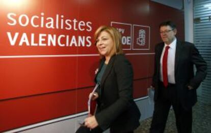 Elena Valenciano y Ximo Puig, antes de la rueda de prensa en la sede de PSPV.