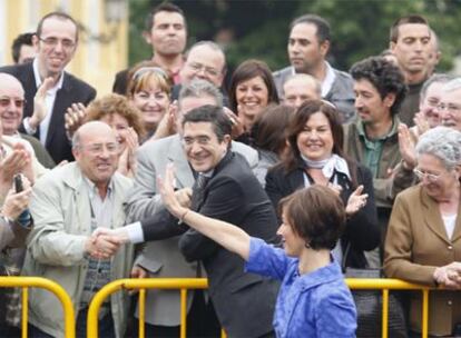 Patxi López, acompañado de su esposa, Begoña Gil, saluda a asistentes a su toma de posesión.