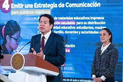Mario Delgado y Claudia Sheinbaum en una conferencia sobre la comida chatarra en octubre de 2024.
