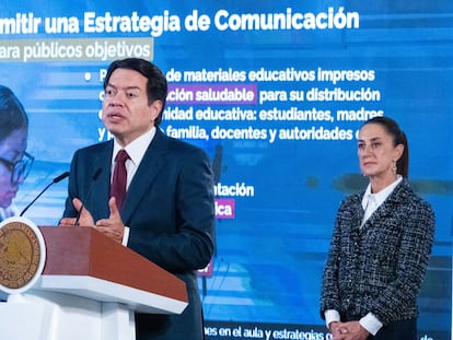 Mario Delgado y Claudia Sheinbaum en una conferencia sobre la comida chatarra en octubre de 2024.