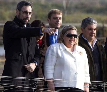 El alcalde de Ayamonte (Huelva), Antonio Rodriguez Castillo(i)(PSOE), ha asegurado hoy que, después de que la Guardia Civil interviniera el pasado martes el Ayuntamiento, está "muy tranquilo" y confiado en que todo se ha hecho bien en los últimos diecisiete años, junto a la consejera de Agricultura y Pesca de la Junta de Andalucía, Clara Aguilera(c), en la visita que han realizado a la planta de acuicultura marina de la empresa Mariscos de Estero en la localidad onubense.EFE/ Julián Pérez