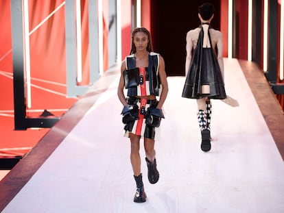 Una modelo desfila para Louis Vuitton en su desfile de primavera/verano de 2023 en la semana de la moda de París, el 4 de octubre de 2022.