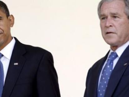 Barack Obama y george Bush, antes de reunirse en la Casa Blanca.