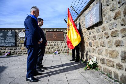 Los ministros españoles de Memoria Democrática, Ángel Víctor Torres (a la izquierda), y Derechos Sociales, Pablo Bustinduy, durante la conmemoración de la liberación hace 79 años del campo de concentración nazi de Mauthausen (Austria).