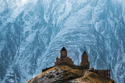 Iglesia Tsminda Sameba, con el monte Kazbek de fondo, en Georgia. 