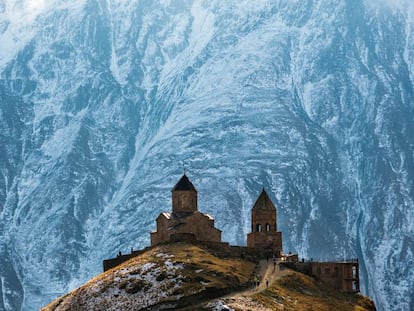 Iglesia Tsminda Sameba, con el monte Kazbek de fondo, en Georgia. 