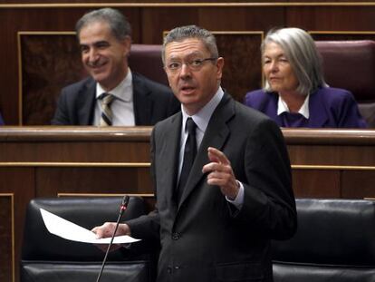 El ministro de Justicia, Alberto Ruiz-Gallardón, hoy, durante la sesión de control al Gobierno.