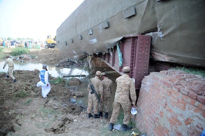 Militares inspeccionan uno de los vagones. 