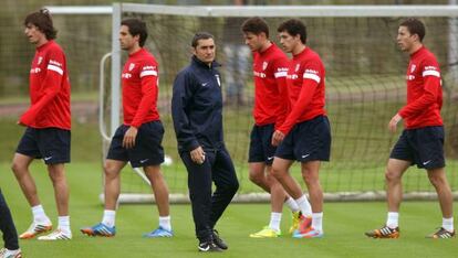 Valverde, en el centro, durante un entrenamiento del Athletic en Lezama.