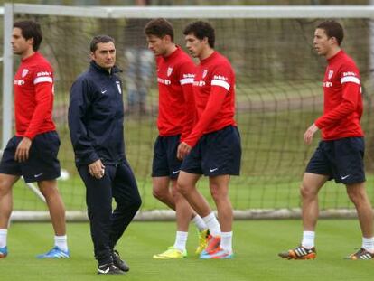 Valverde, en el centro, durante un entrenamiento del Athletic en Lezama.