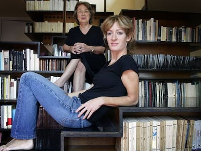 Las editoras Esther Tusquets, al fondo, y su hija Milena Busquets, en su casa de Barcelona en 2005