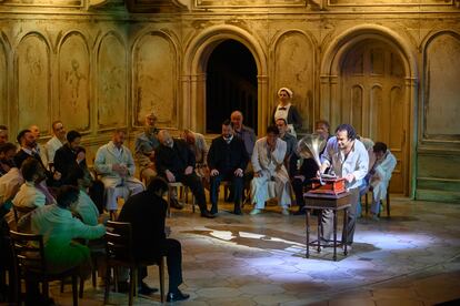 El tenor Nikolai Schukoff junto a integrantes del Coro del Gran Teatro del Liceo durante el segundo acto de ‘Parsifal’, el jueves en Barcelona