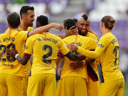 Los jugadores del Barça felicitan a Arturo Vidal tras el gol.