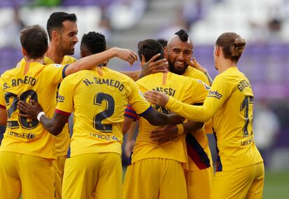 Los jugadores del Barça felicitan a Arturo Vidal tras el gol.