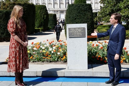 Amalia de Holanda y José Luis Martínez-Almeida descubren la placa conmemorativa inaugurada el 7 de abril de 2025 en el nuevo jardín de tulipanes, situado en la plaza de Oriente de Madrid.