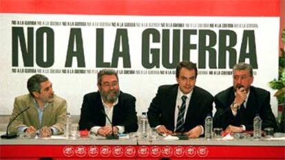 Gaspar Llamazares (IU), Cándido Méndez (UGT), José Luis Rodríguez Zapatero (PSOE) y José María Fidalgo (CC OO), ayer, de izquierda a derecha.