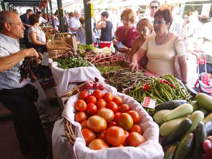 Un tendero atiende a varias clientas en el Mercado de San Lorenzo, ayer en el barrio getxotarra de Algorta.