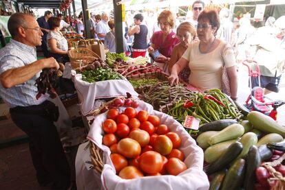 Un tendero atiende a varias clientas en el Mercado de San Lorenzo, ayer en el barrio getxotarra de Algorta.