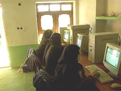 Varias jóvenes afganas asisten a clase de informática en Kandahar, donde están matriculadas 200 mujeres.