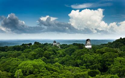 Panorámica del yacimiento arquelógico maya de Tikal, en la selva de Guatemala.